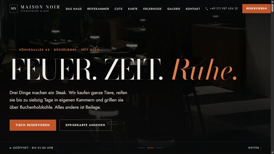Startseite des Steakhauses Maison Noir mit dunkler Weinkeller-Fotografie und dem Leitsatz Feuer, Zeit, Ruhe
